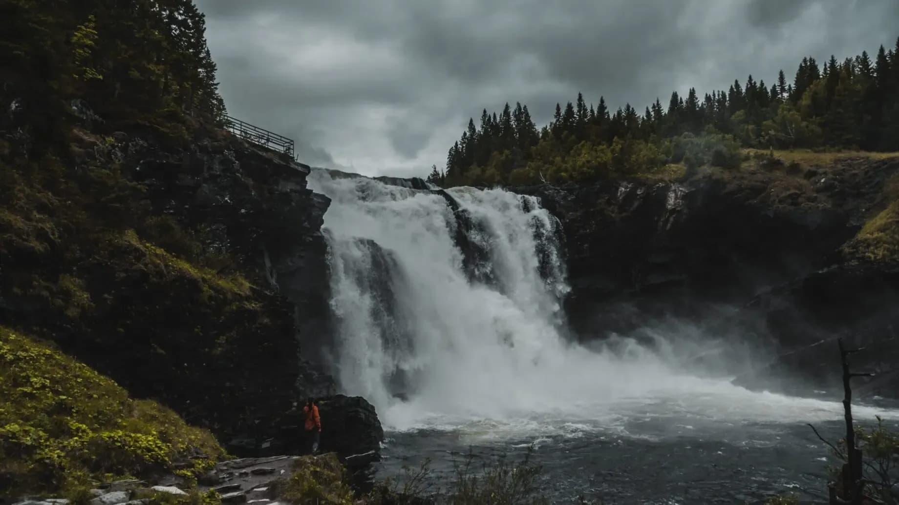 Fiskare vid sjö i solnedgång